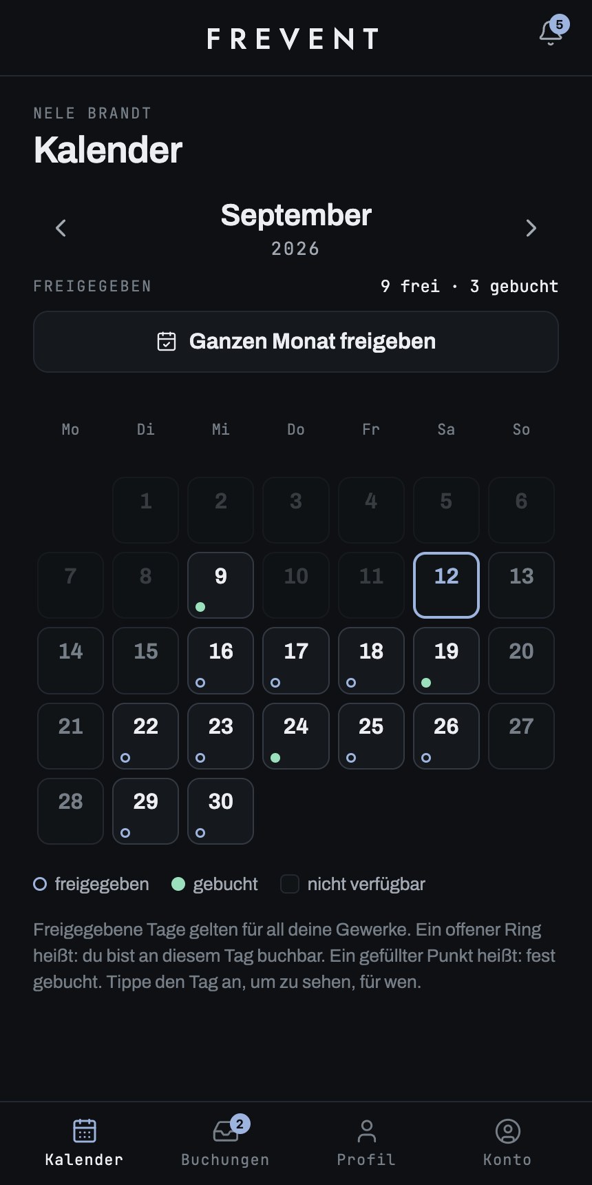 Der Frevent-Kalender aus Sicht einer Technikerin: September 2026, neun freigegebene Tage als offener Ring, drei gebuchte als gefüllter Punkt.