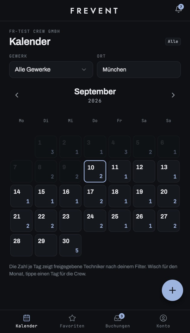 Der Frevent-Kalender auf einem Telefon: September 2026, gefiltert auf München, mit der Zahl freier Personen unter jedem Datum.